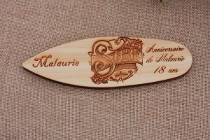 Marque-places en bois personnalisé pour un anniversaire